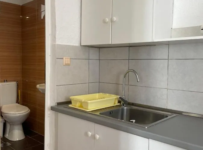 White Aparthotel Himare