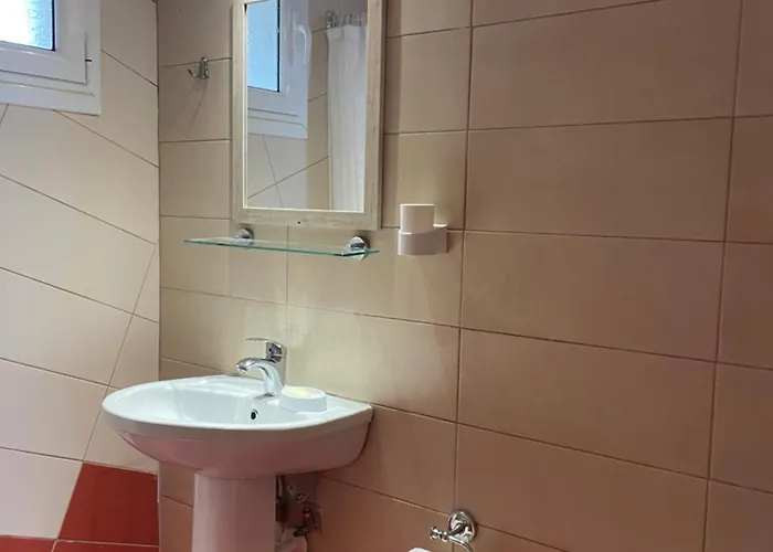 White Aparthotel Himare